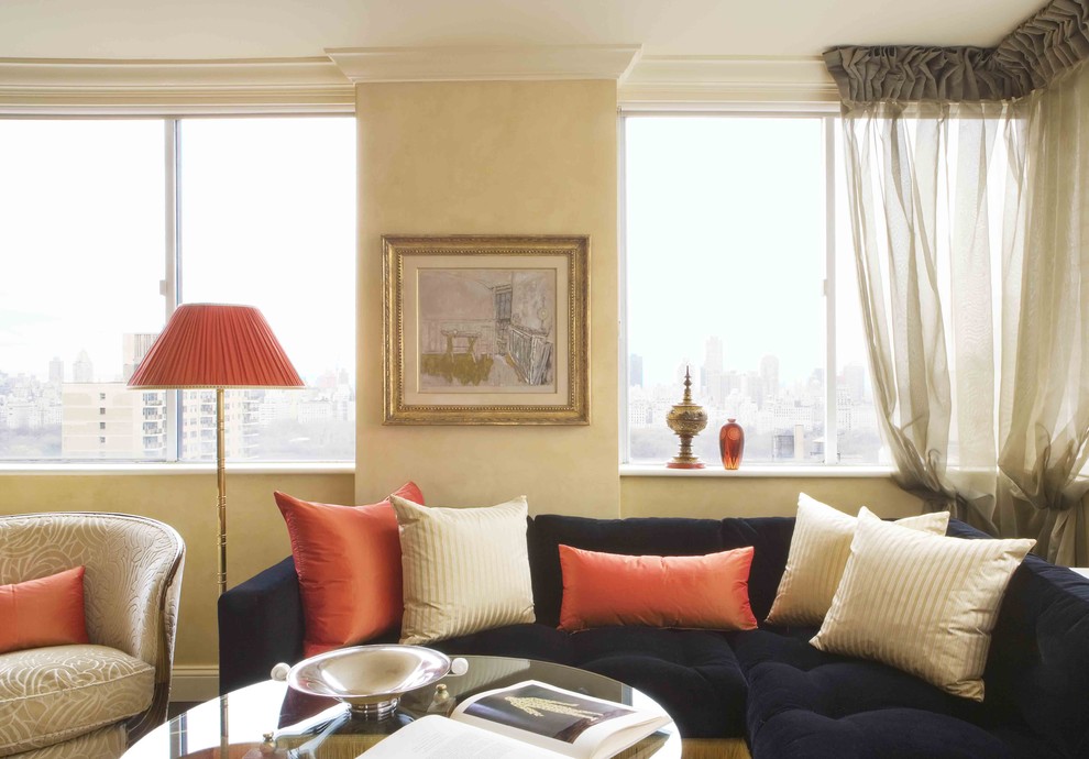 Foto di un soggiorno chic di medie dimensioni con pareti beige e parquet scuro