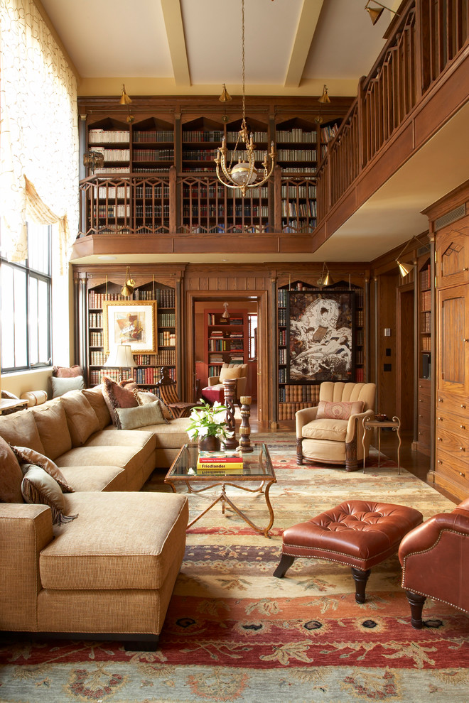 Foto di un ampio soggiorno classico chiuso con libreria, pareti marroni, pavimento in legno massello medio e nessuna TV