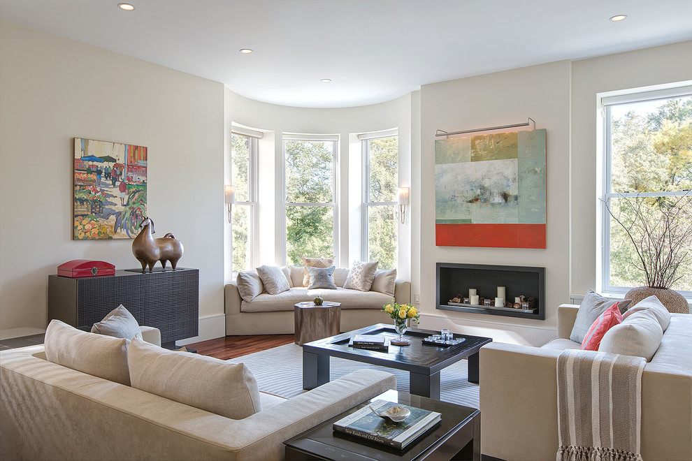 Repräsentatives, Fernseherloses Klassisches Wohnzimmer mit beiger Wandfarbe und dunklem Holzboden in New York
