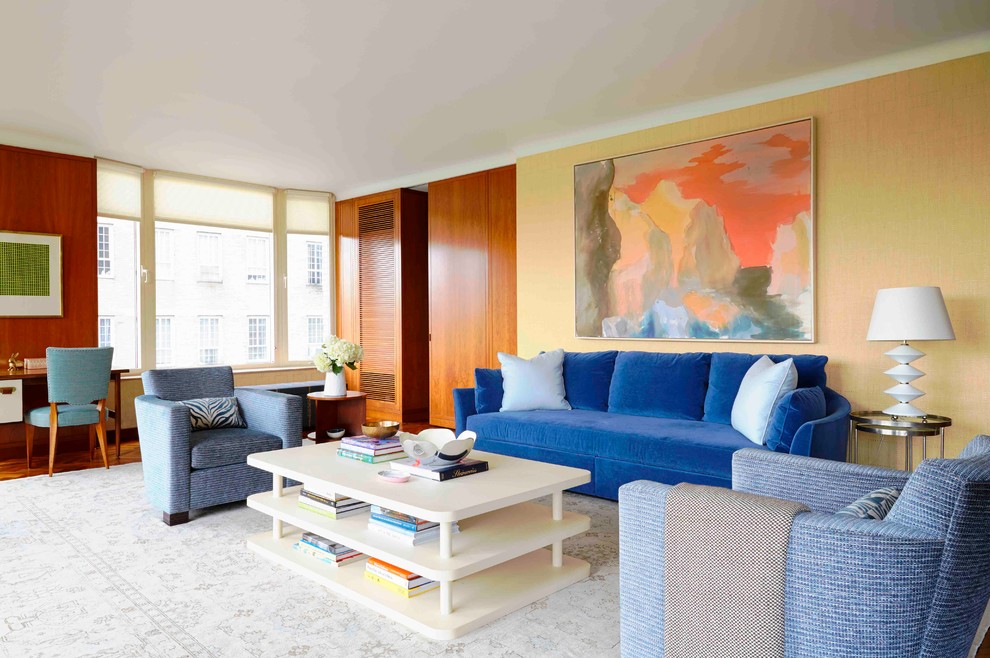 Пример оригинального дизайна: большая парадная, изолированная гостиная комната в стиле неоклассика (современная классика) с желтыми стенами без телевизора