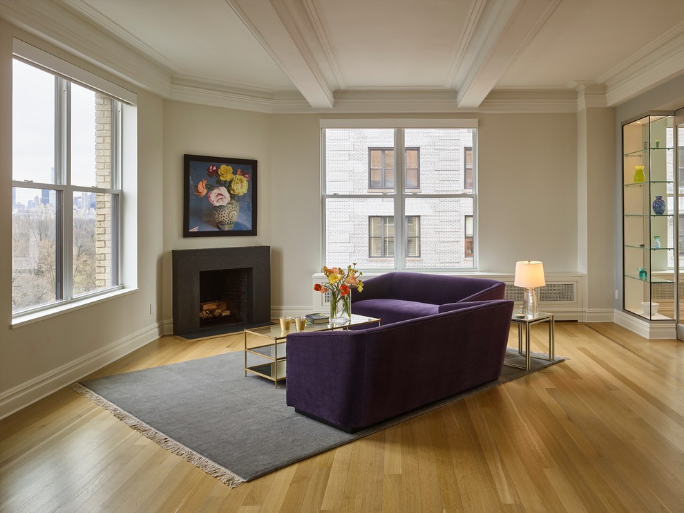 Großes, Fernseherloses, Abgetrenntes, Repräsentatives Modernes Wohnzimmer mit weißer Wandfarbe, hellem Holzboden, Kamin, Kaminumrandung aus Stein und beigem Boden in New York