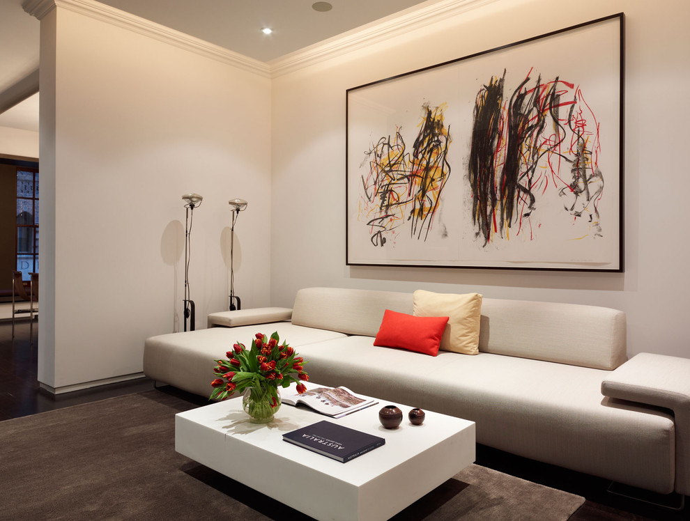 Идея дизайна: гостиная комната в стиле модернизм с коричневым полом