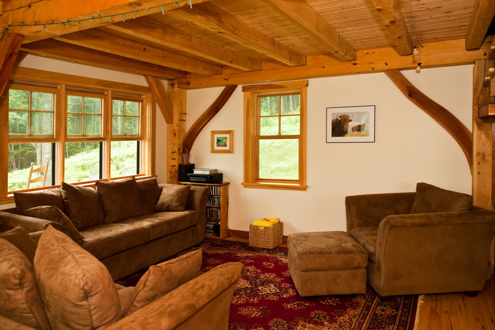 Imagen de salón cerrado rústico pequeño sin televisor con paredes beige y suelo de madera en tonos medios