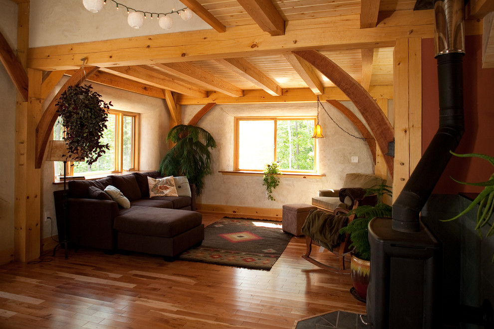 Kleines, Fernseherloses, Abgetrenntes Uriges Wohnzimmer mit beiger Wandfarbe und braunem Holzboden in Burlington