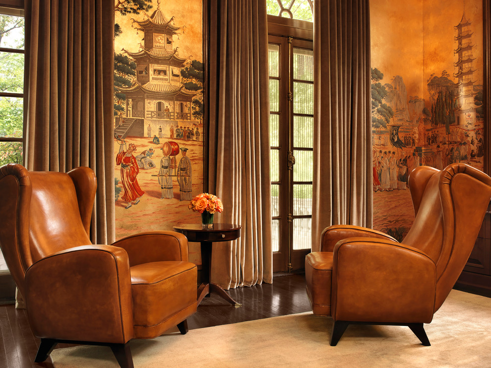 Ejemplo de salón asiático con paredes multicolor, suelo de madera oscura y alfombra