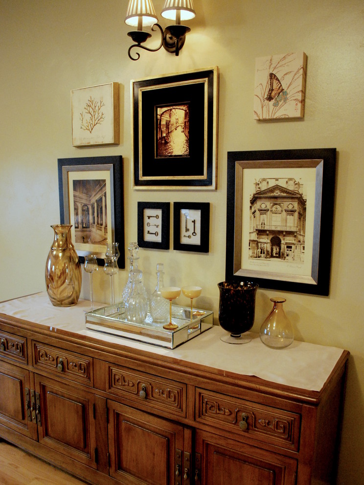 Klassisches Wohnzimmer mit beiger Wandfarbe in Sonstige