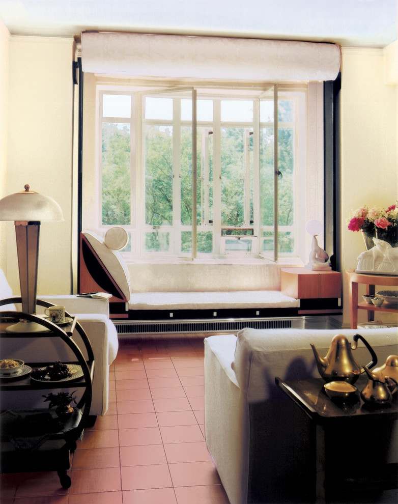 Modelo de salón para visitas cerrado moderno de tamaño medio sin televisor con paredes blancas y suelo de baldosas de terracota