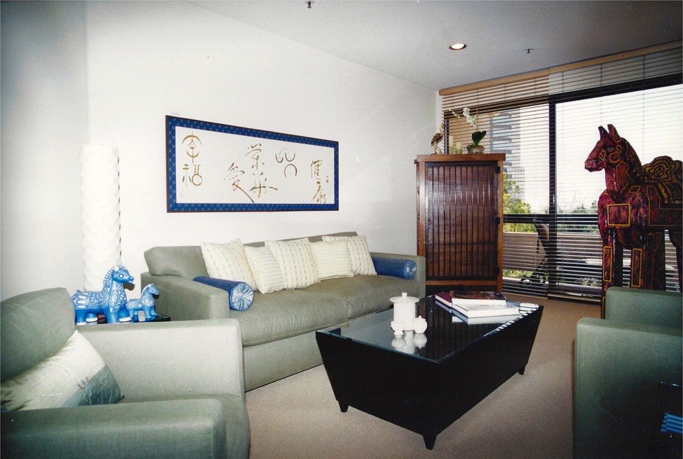Diseño de salón cerrado de estilo zen de tamaño medio sin chimenea con paredes blancas y moqueta