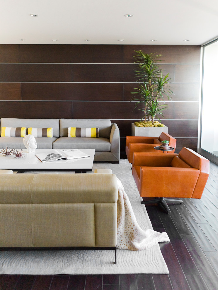 Свежая идея для дизайна: парадная гостиная комната в современном стиле с коричневыми стенами - отличное фото интерьера