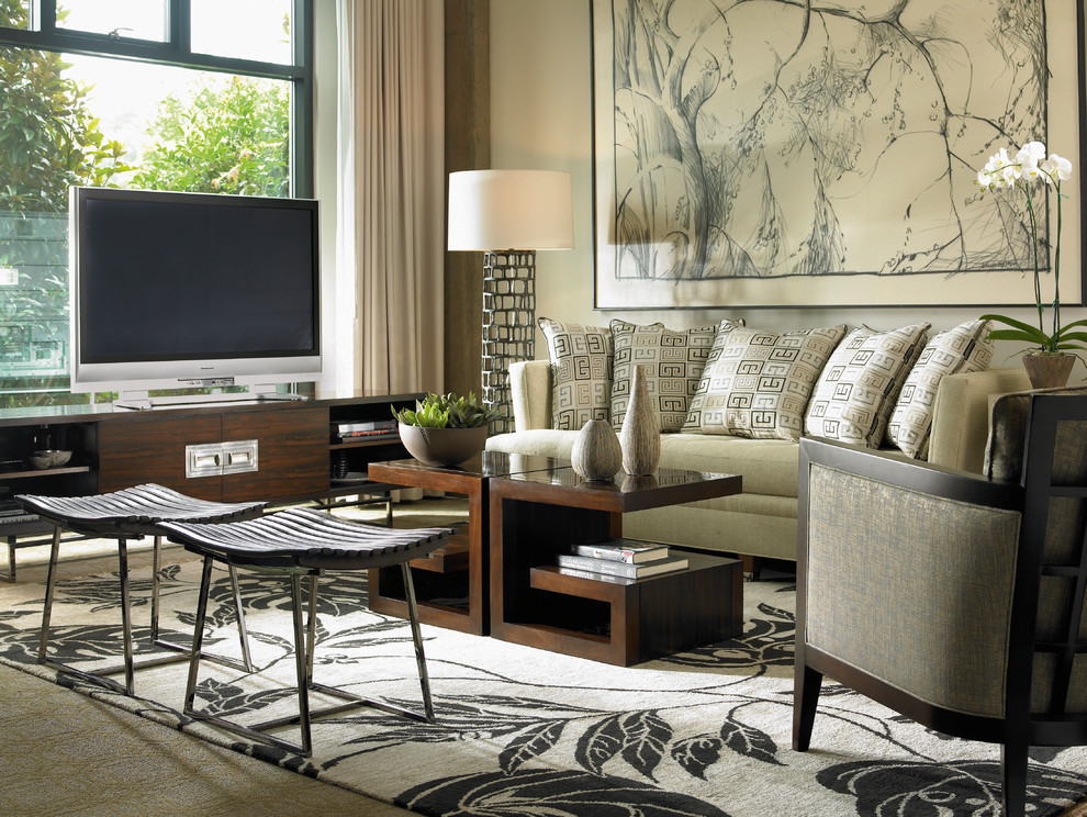 Immagine di un soggiorno design con pareti beige e TV autoportante