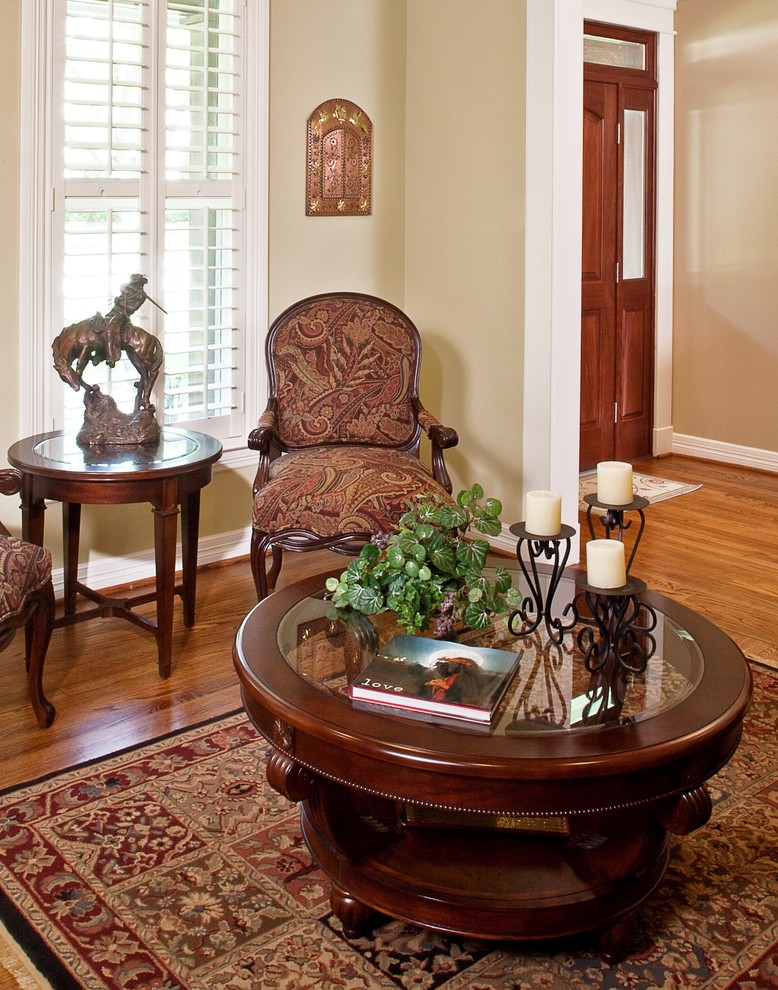 Imagen de salón para visitas abierto clásico de tamaño medio sin televisor con paredes beige y suelo de madera en tonos medios