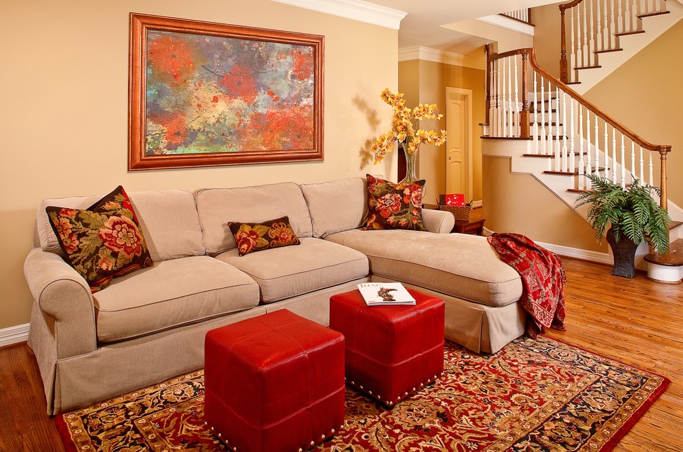 Пример оригинального дизайна: открытая гостиная комната среднего размера в классическом стиле с бежевыми стенами, паркетным полом среднего тона, скрытым телевизором и коричневым полом без камина