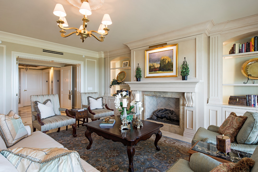 Repräsentatives, Fernseherloses Klassisches Wohnzimmer mit beiger Wandfarbe, Kamin, Kaminumrandung aus Stein und beigem Boden in Sonstige
