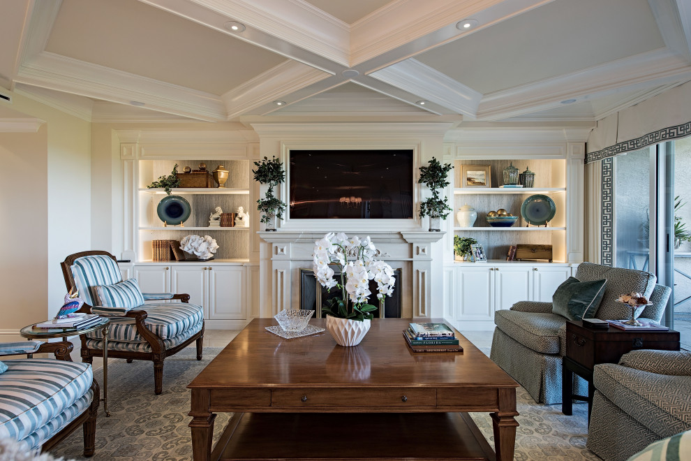 Exempel på ett klassiskt separat vardagsrum, med beige väggar, en standard öppen spis, en inbyggd mediavägg och beiget golv