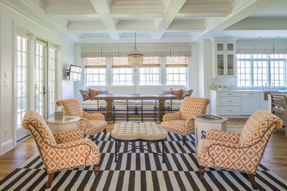 Idee per un soggiorno classico aperto con pareti bianche, pavimento in legno massello medio e pavimento marrone