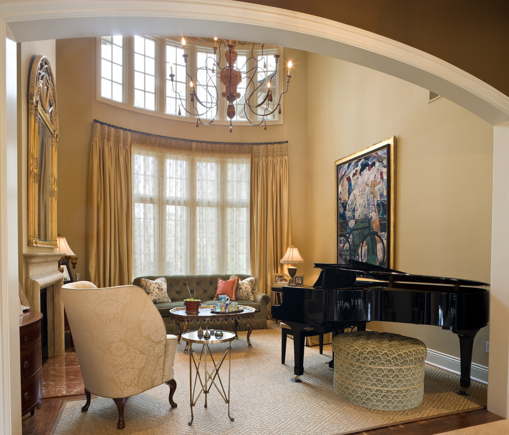 Exempel på ett klassiskt separat vardagsrum, med ett musikrum, beige väggar, mörkt trägolv, en standard öppen spis och brunt golv