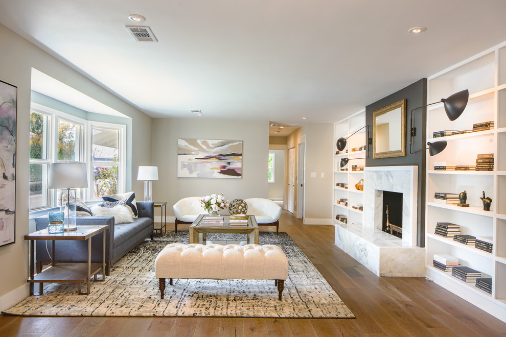 Repräsentatives Klassisches Wohnzimmer mit beiger Wandfarbe, braunem Holzboden und Kamin in Los Angeles