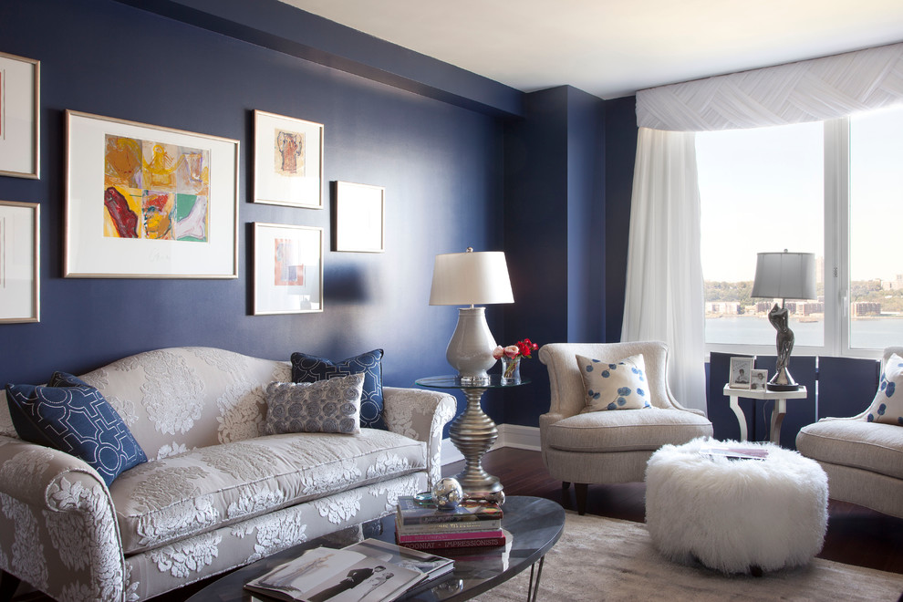 Cette photo montre un salon tendance avec un mur bleu.