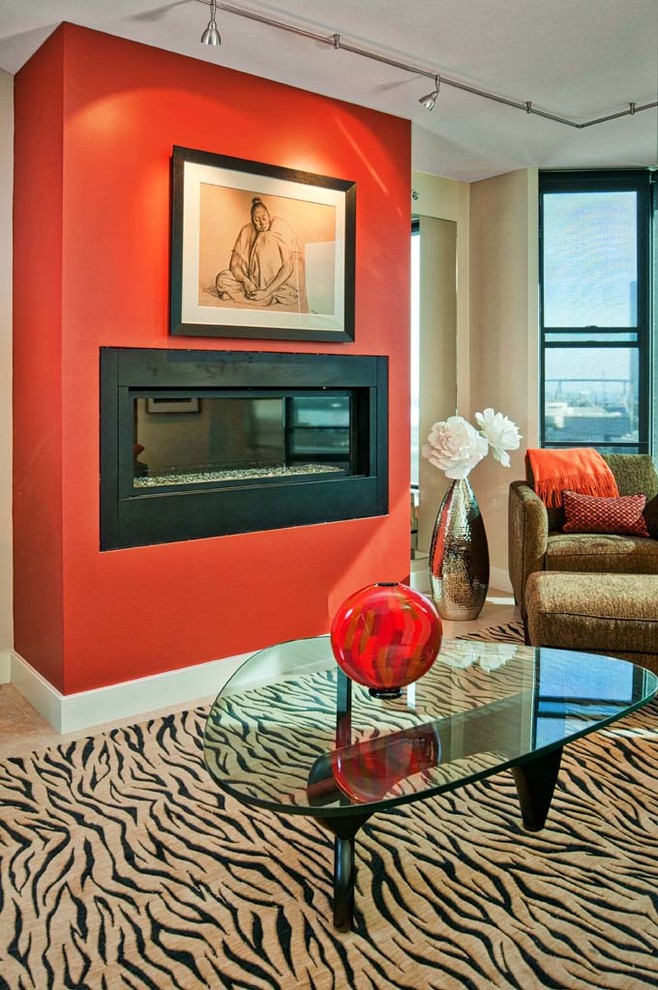 Стильный дизайн: открытая гостиная комната среднего размера в стиле неоклассика (современная классика) с красными стенами, полом из керамогранита и стандартным камином - последний тренд