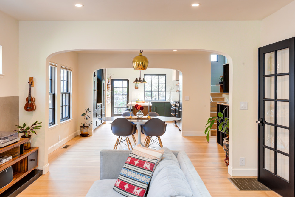 Mittelgroßes, Offenes Klassisches Wohnzimmer mit beiger Wandfarbe, hellem Holzboden, Kamin, gefliester Kaminumrandung und braunem Boden in San Francisco
