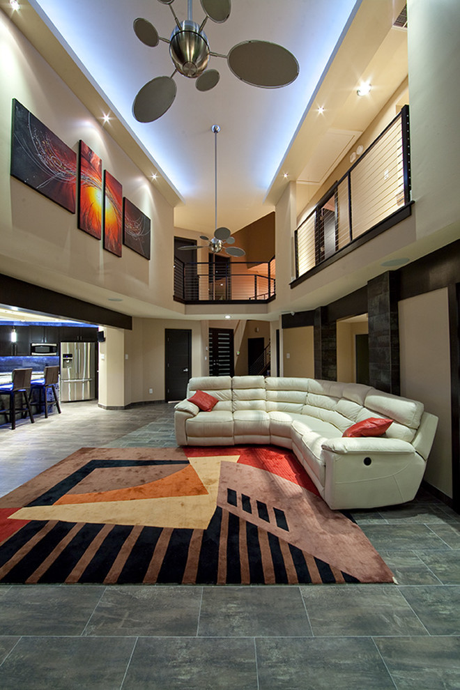 Foto de salón con barra de bar abierto contemporáneo grande sin chimenea y televisor con paredes beige y suelo de baldosas de porcelana