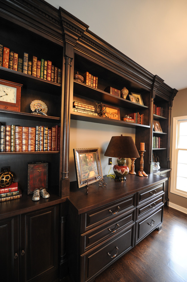 Свежая идея для дизайна: изолированная гостиная комната среднего размера в стиле неоклассика (современная классика) с с книжными шкафами и полками, серыми стенами и темным паркетным полом - отличное фото интерьера