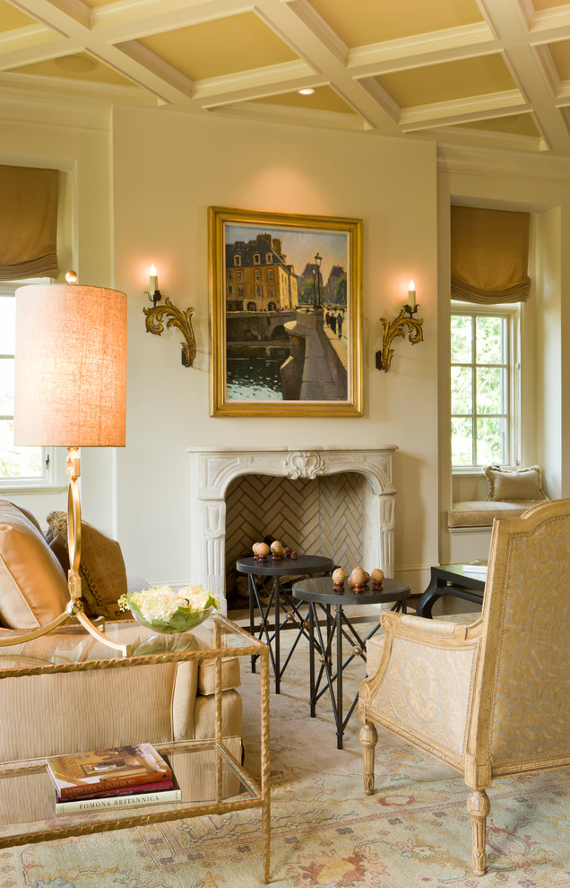 Repräsentatives, Fernseherloses Klassisches Wohnzimmer mit beiger Wandfarbe, Kamin und Kaminumrandung aus Stein in Washington, D.C.
