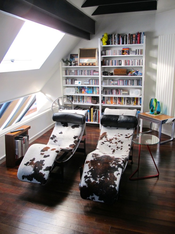 Пример оригинального дизайна: гостиная комната в стиле модернизм с белыми стенами и темным паркетным полом
