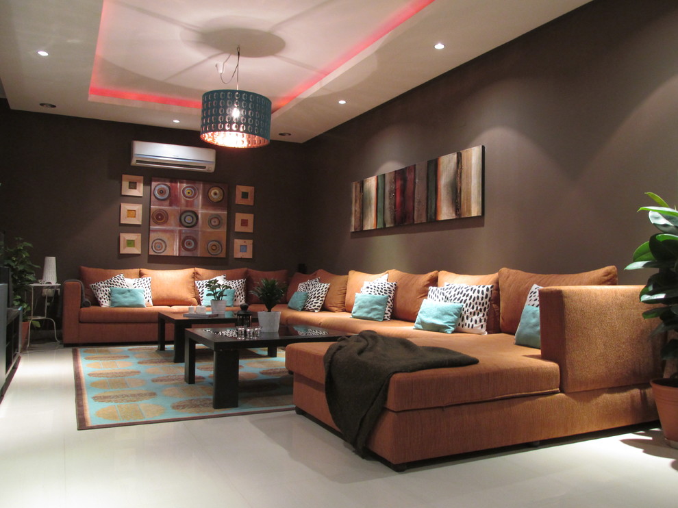 Großes, Offenes Eklektisches Wohnzimmer ohne Kamin mit brauner Wandfarbe, Porzellan-Bodenfliesen und TV-Wand in Sonstige