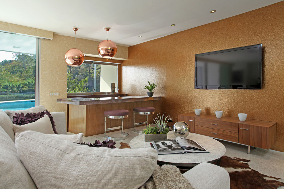 Idee per un soggiorno minimalista con nessun camino e TV a parete