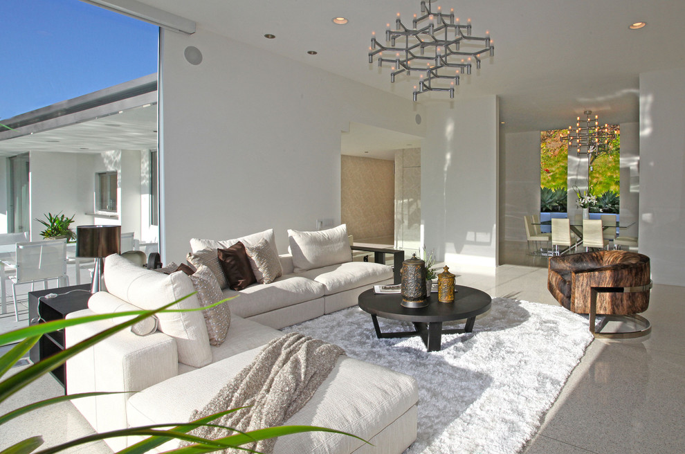 Свежая идея для дизайна: огромная гостиная комната в стиле ретро с белыми стенами - отличное фото интерьера