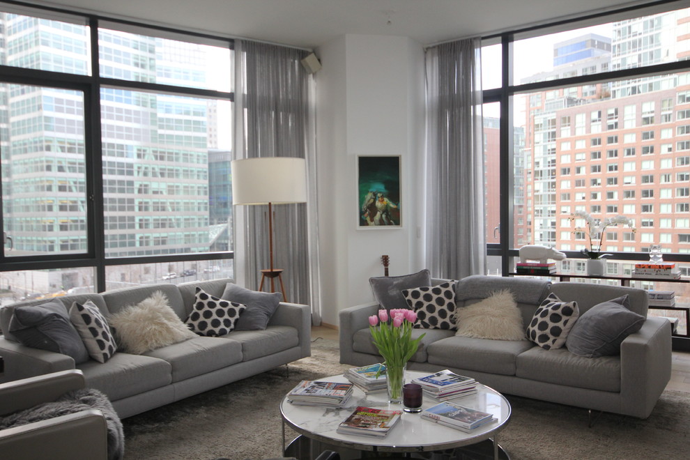 Repräsentatives, Fernseherloses, Abgetrenntes, Mittelgroßes Modernes Wohnzimmer ohne Kamin mit weißer Wandfarbe, Teppichboden und braunem Boden in New York
