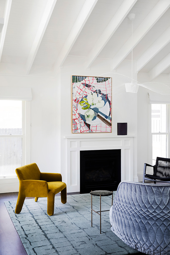Modernes Wohnzimmer mit weißer Wandfarbe, braunem Holzboden, Kamin und braunem Boden in Sydney