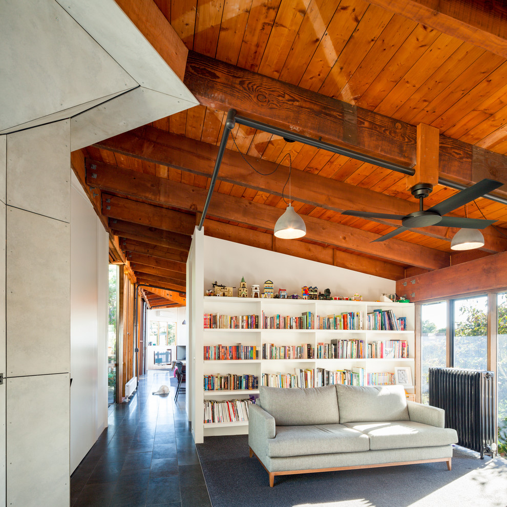 Cette photo montre un grand salon tendance ouvert avec une bibliothèque ou un coin lecture, un mur blanc, un sol en carrelage de céramique et aucun téléviseur.