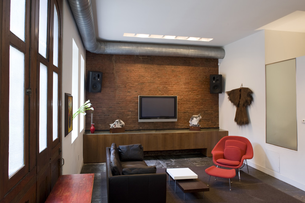 Bild på ett industriellt vardagsrum, med en väggmonterad TV