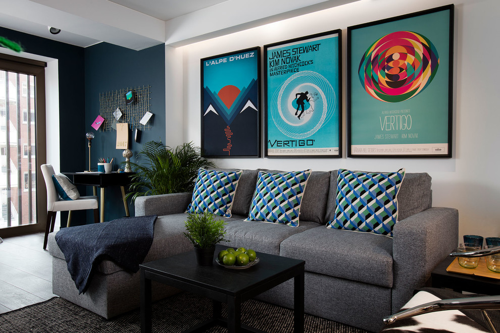 Idee per un soggiorno contemporaneo aperto con pareti multicolore e pavimento grigio