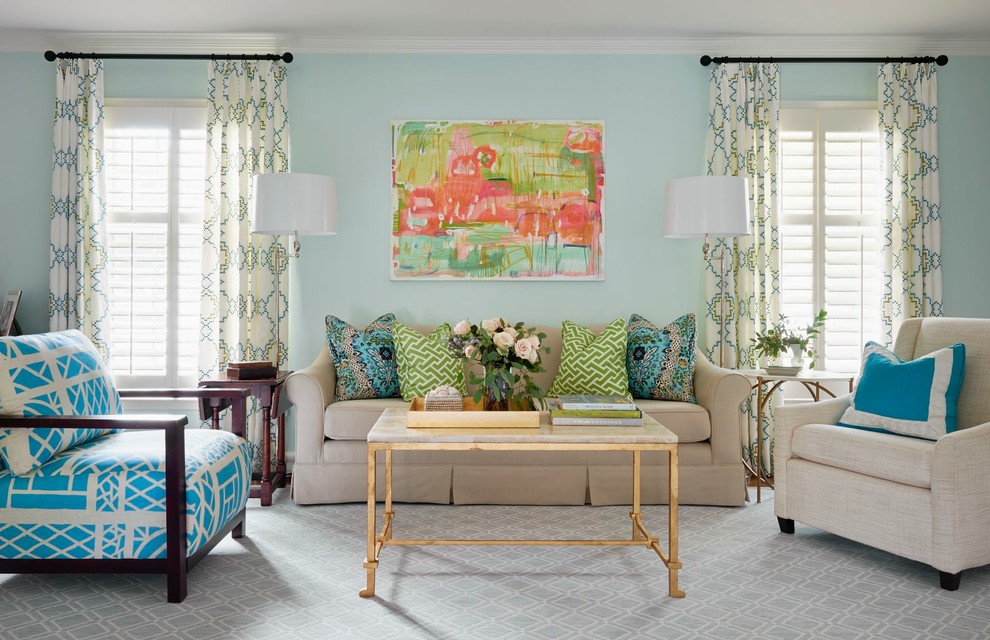 Imagen de salón para visitas tradicional con paredes azules y cortinas