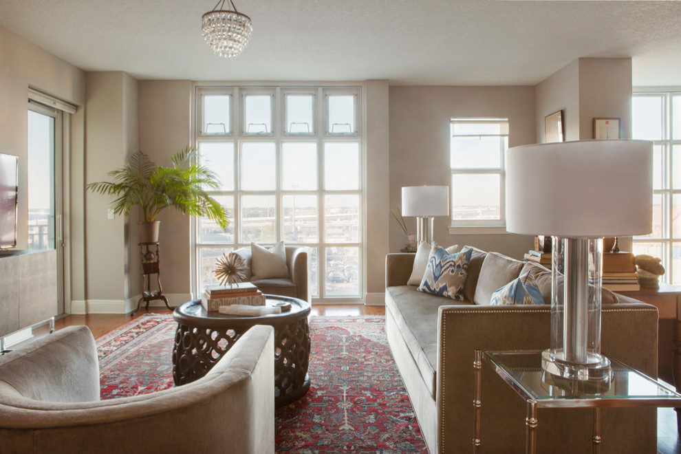 Großes, Repräsentatives Klassisches Wohnzimmer ohne Kamin, im Loft-Stil mit beiger Wandfarbe, braunem Holzboden und TV-Wand in Tampa
