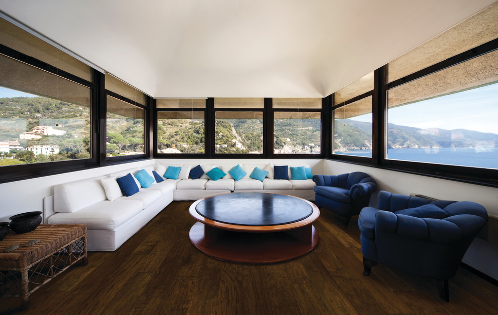 Mittelgroßes, Fernseherloses Modernes Wohnzimmer ohne Kamin, im Loft-Stil mit bunten Wänden und dunklem Holzboden in Denver