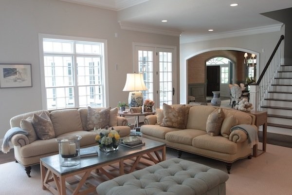 Mittelgroßes, Repräsentatives Klassisches Wohnzimmer mit brauner Wandfarbe, dunklem Holzboden und braunem Boden in Raleigh