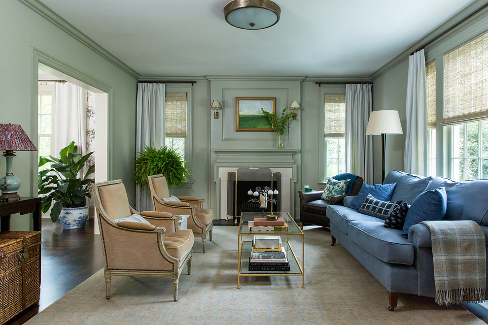 Свежая идея для дизайна: изолированная, парадная гостиная комната среднего размера в классическом стиле с зелеными стенами, темным паркетным полом, стандартным камином, коричневым полом, фасадом камина из камня и синим диваном без телевизора - отличное фото интерьера