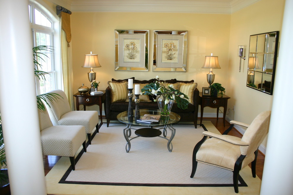 На фото: парадная, изолированная гостиная комната среднего размера в классическом стиле с желтыми стенами