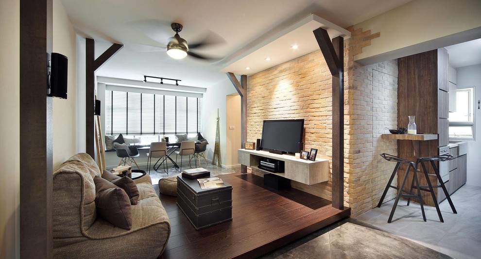 Cette image montre un petit salon design fermé avec une salle de réception, un mur multicolore, parquet foncé, un téléviseur indépendant et un sol marron.