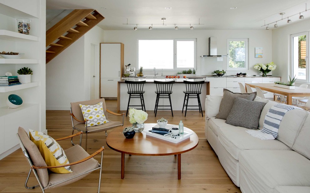 Foto di un soggiorno stile marino aperto con pareti bianche, parquet chiaro e pavimento beige