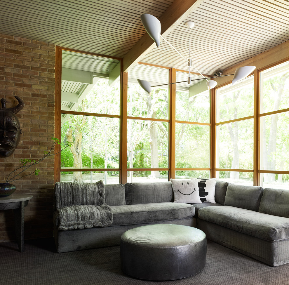 Immagine di un grande soggiorno minimalista aperto con sala formale, pareti beige, moquette, nessun camino, nessuna TV e pavimento grigio
