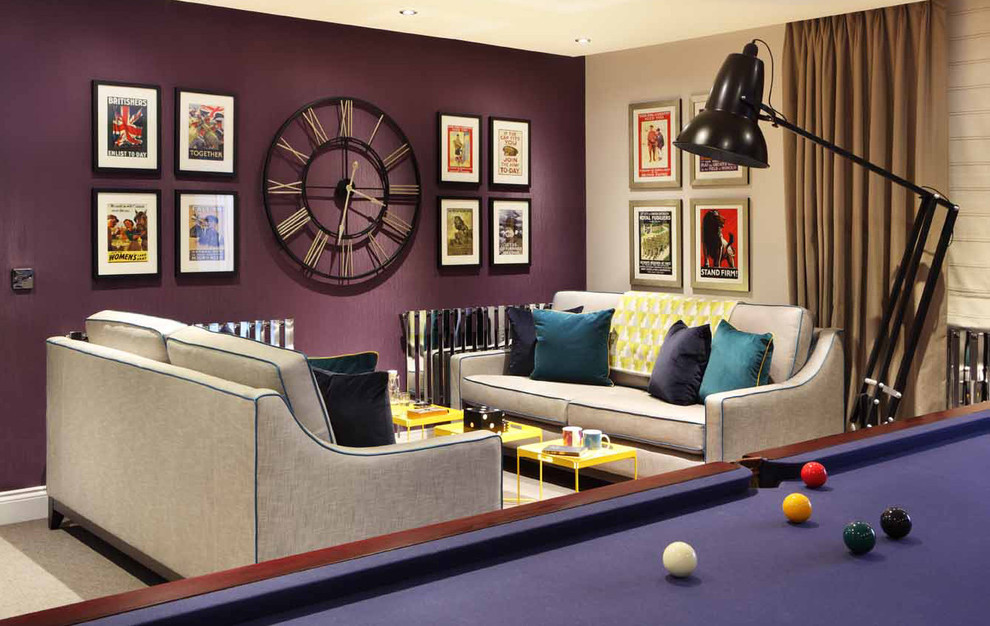 На фото: изолированная гостиная комната среднего размера в современном стиле с фиолетовыми стенами и бильярдным столом