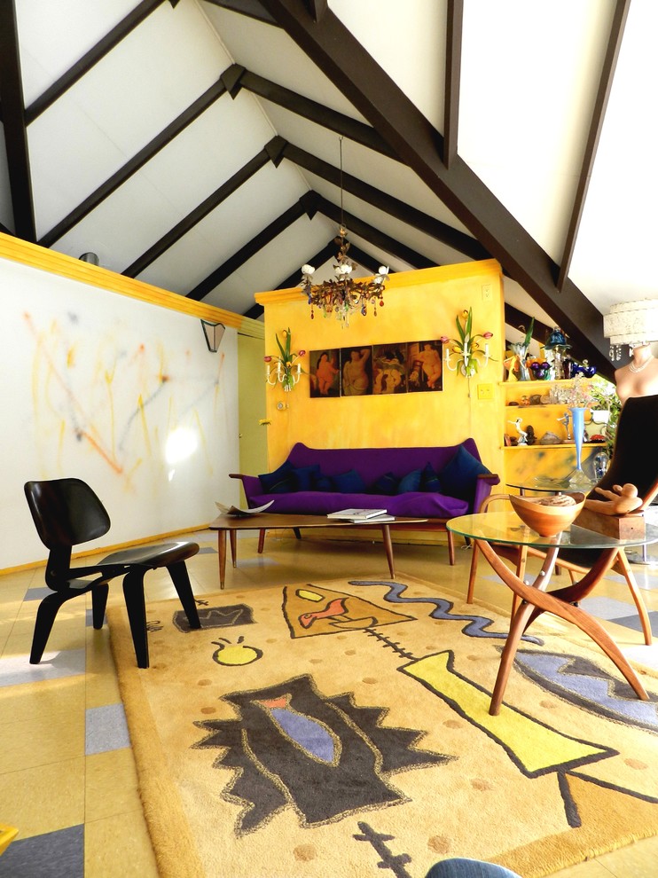 Modernes Wohnzimmer mit gelber Wandfarbe und buntem Boden in Denver
