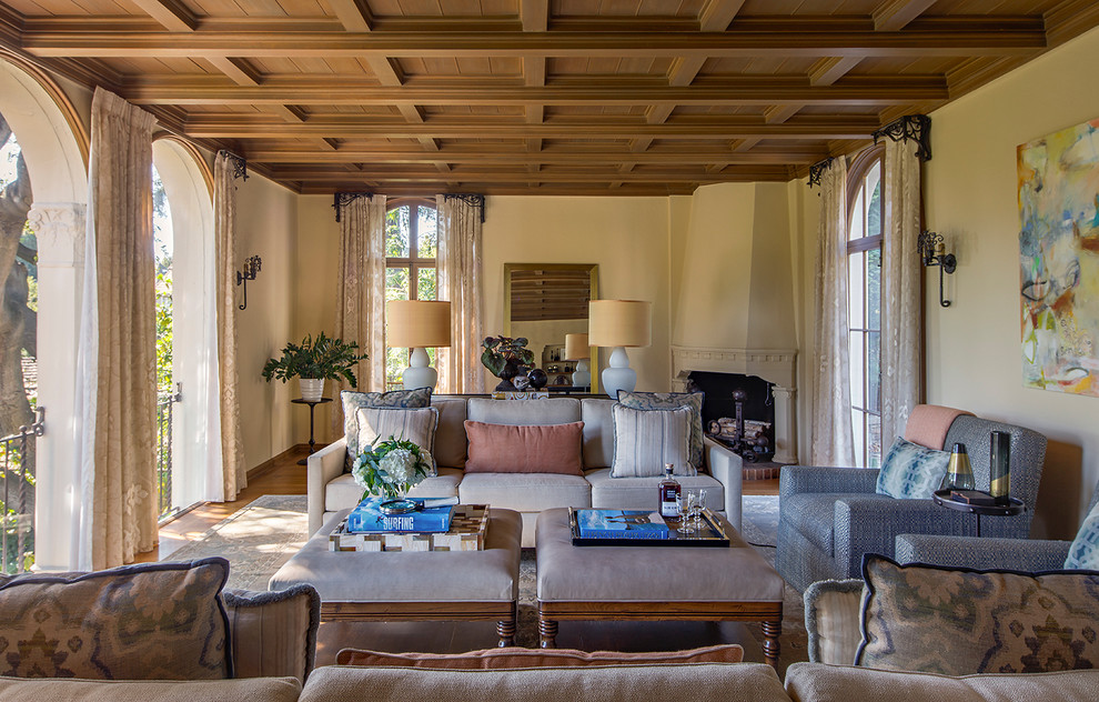 Mediterranes Wohnzimmer mit beiger Wandfarbe, braunem Holzboden, Eckkamin und verputzter Kaminumrandung in San Francisco