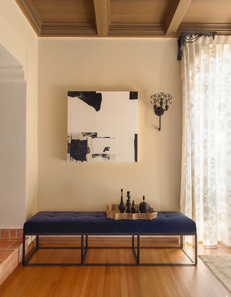Ejemplo de salón mediterráneo con paredes beige, suelo de madera en tonos medios, chimenea de esquina y marco de chimenea de yeso