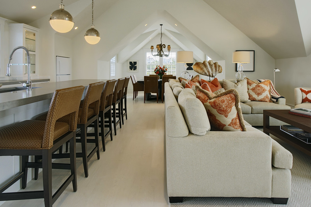 Diseño de salón abierto clásico renovado de tamaño medio sin chimenea y televisor con paredes blancas y suelo de madera clara
